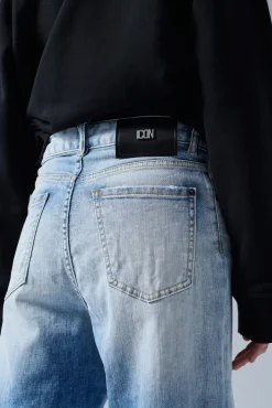 Icon Light Wash Boston Jeans